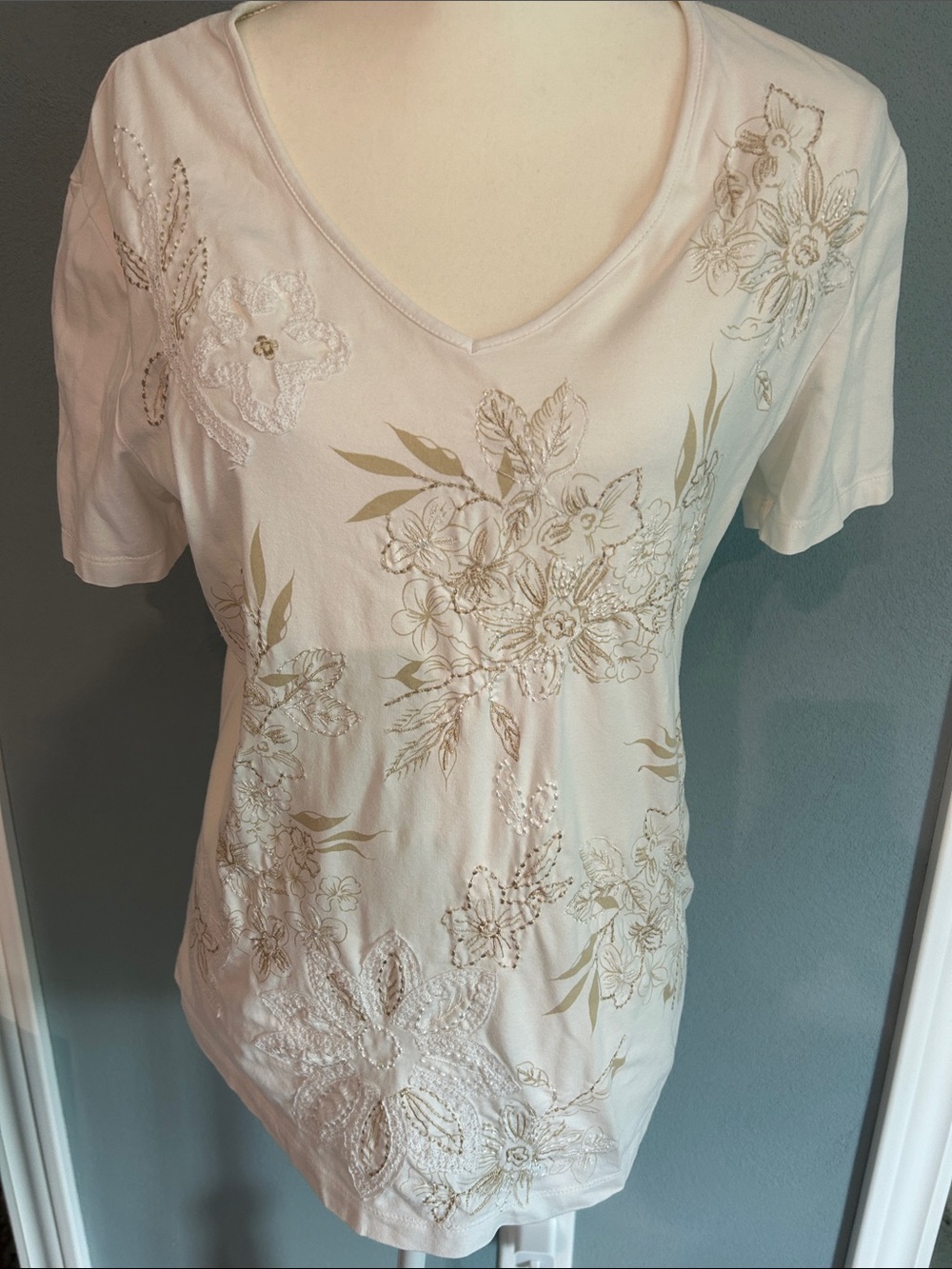 JM Collection Off-White V-Neck Floral Embroidered Tee w/detail Size Med Petite
